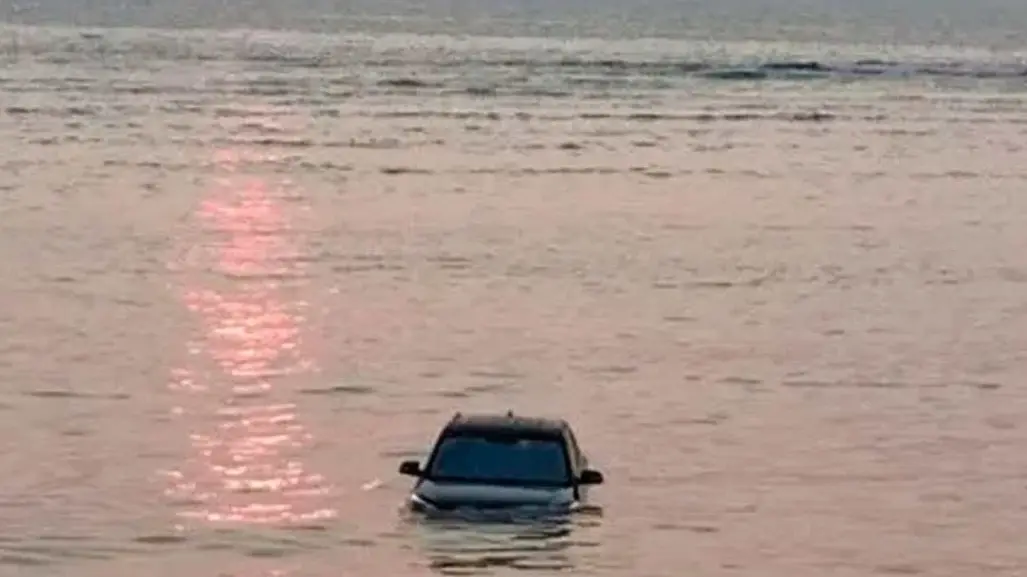 Aparece camioneta en el mar de Veracruz