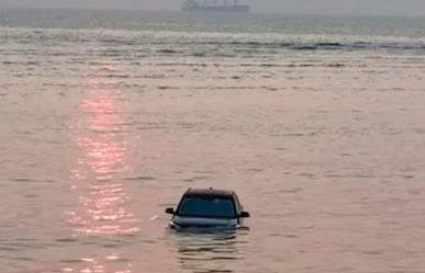 Aparece camioneta en el mar de Veracruz