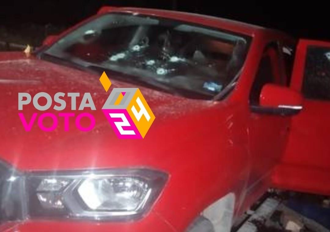 La camioneta roja en la que iban las víctimas del ataque armado. Foto: La Jornada.