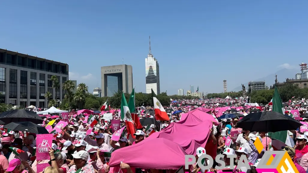 Pintan de rosa el centro del Monterrey por defender la democracia