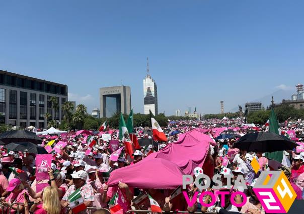 Pintan de rosa el centro del Monterrey por defender la democracia