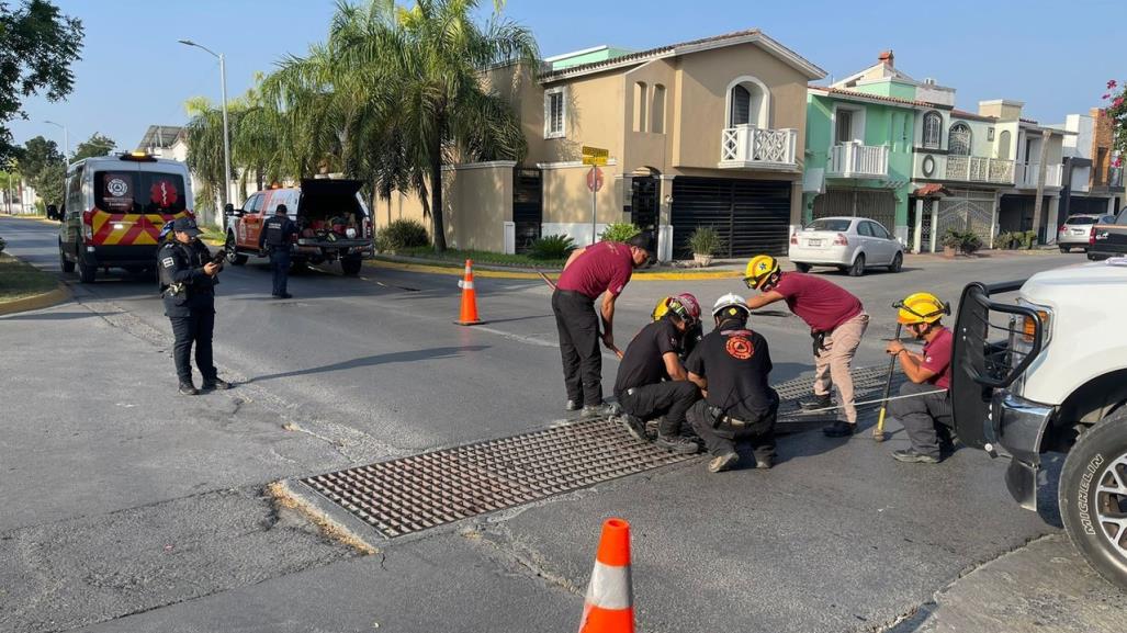 Rescatan a cuatro niños atorados en canal pluvial de Escobedo