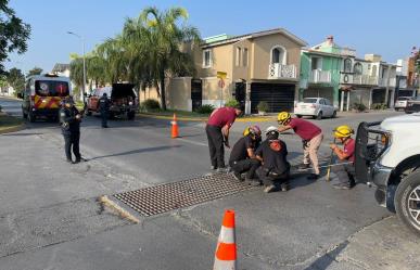 Rescatan a cuatro niños atorados en canal pluvial de Escobedo