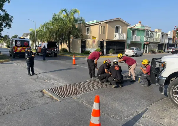 Rescatan a cuatro niños atorados en canal pluvial de Escobedo