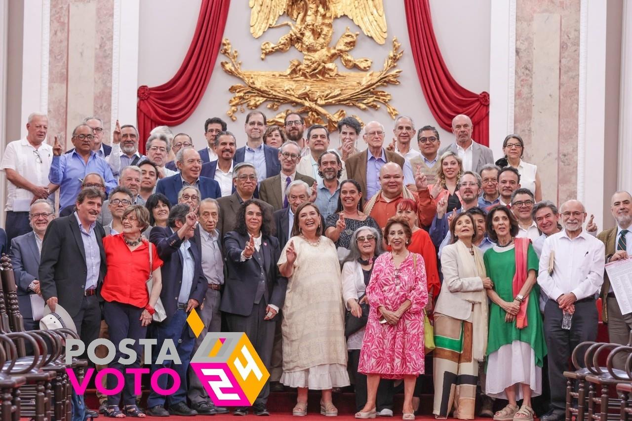 La candidata presidencial Xóchitl Gálvez, de la coalición Fuerza y Corazón por México, se reunió en el Palacio de Minería con destacados intelectuales, académicos y figuras públicas. Foto: Cortesía