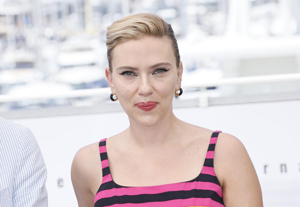 Scarlett Johansson posa para los fotógrafos antes de la proyección de la cinta Asteroid City en el 76to festival internacional de Cannes, el 24 de mayo de 2023, en el sur de Francia. (Foto de Joel C Ryan/Invision/AP, Archivo)