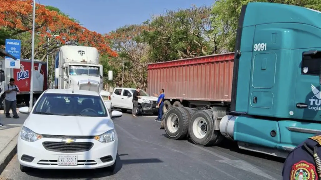 Carambola deja siete vehículos dañados en la Avenida Internacional de Mérida