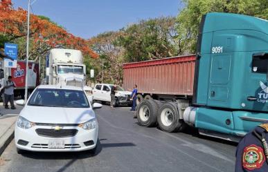 Carambola deja siete vehículos dañados en la Avenida Internacional de Mérida