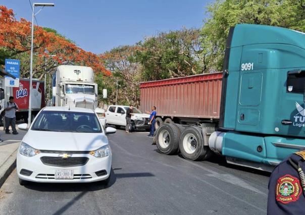 Carambola deja siete vehículos dañados en la Avenida Internacional de Mérida