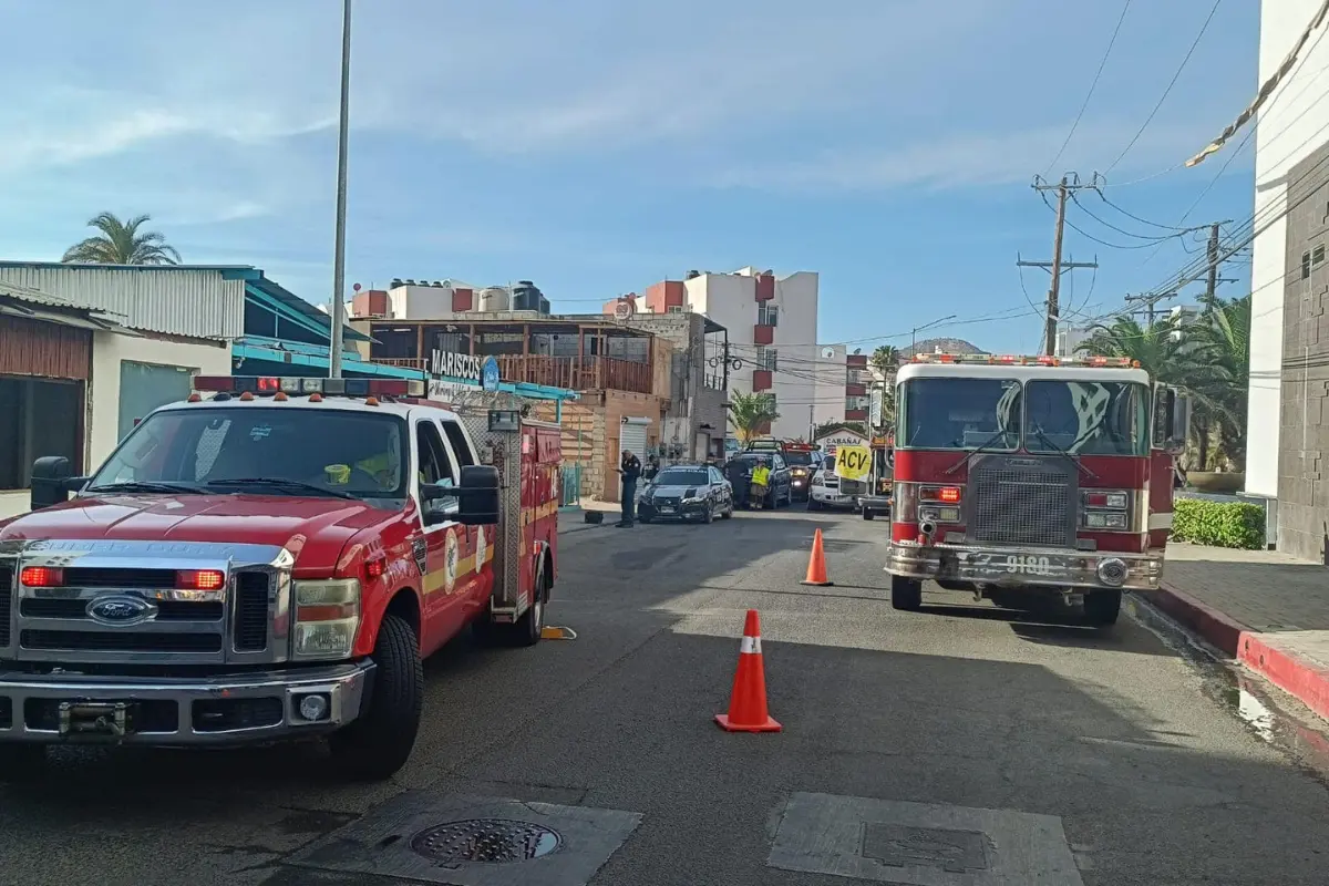 Evacúan a 30 personas por explosión en un edificio en Cabo San Lucas