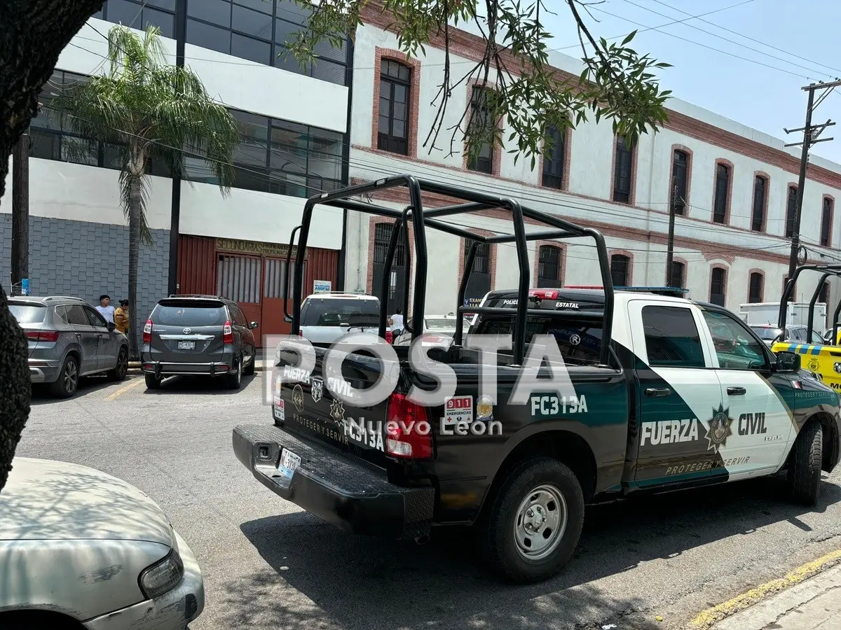 Una unidad de Fuerza Civil vigila el exterior de la secundaria número 5 Profesor Andrés Osuna en el centro de Monterrey.  Foto: Raymundo Elizalde