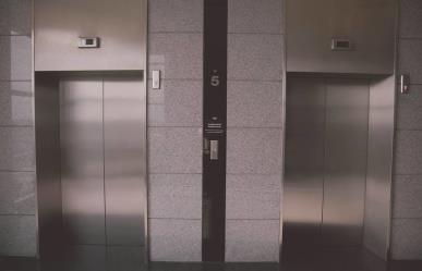 Rescate en elevador: Adulto mayor y mujer atrapados en IMSS de Mérida