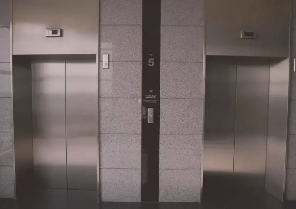 Rescate en elevador: Adulto mayor y mujer atrapados en IMSS de Mérida