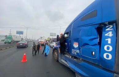 Muere trailero prensado por su propia carga en Escobedo