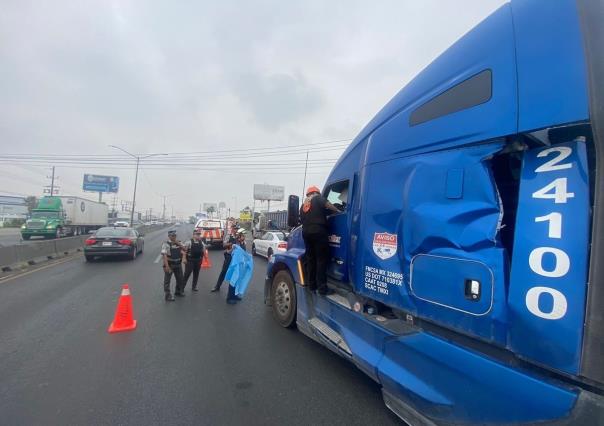 Muere trailero prensado por su propia carga en Escobedo