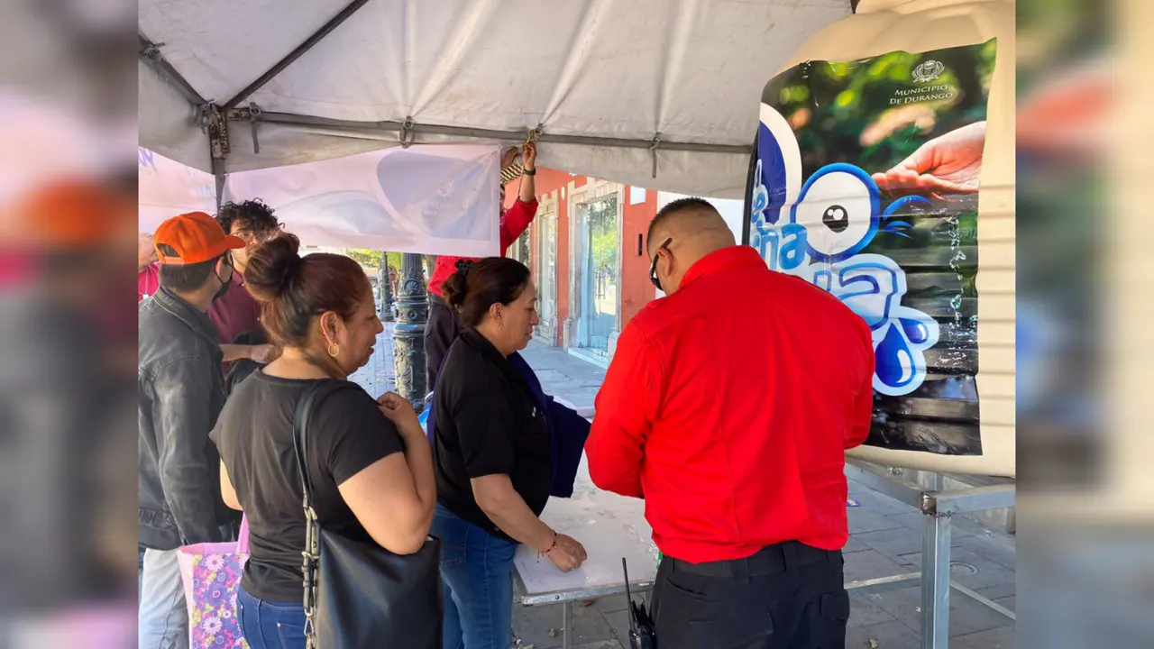 Protección Civil recomienda hacer uso de los puntos de hidratación colocados en la ciudad de Durango, para evitar golpes de calor. Foto: Jesús Carrillo