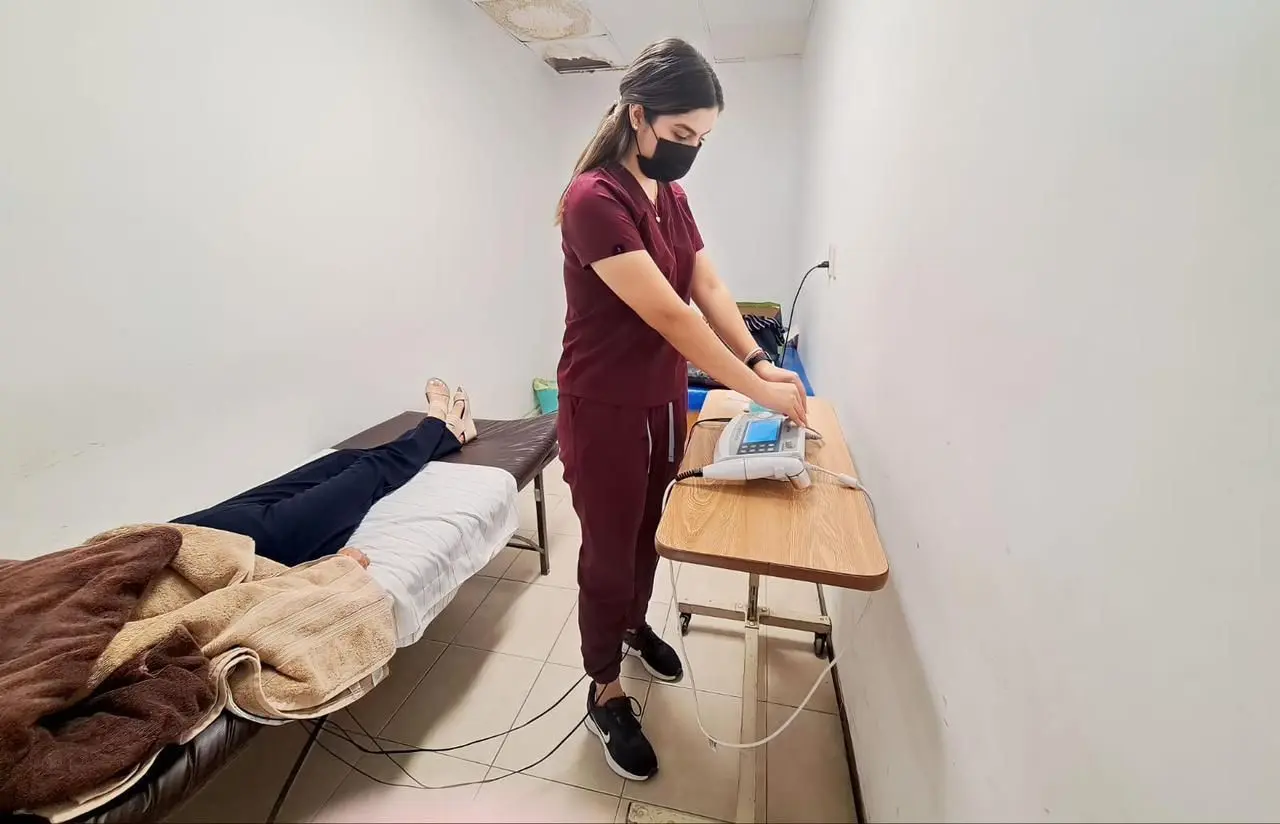 Una de las terapias empleadas en pacientes que realizan actividad física es la descarga muscular. (Fotografía: Gobierno de Torreón)