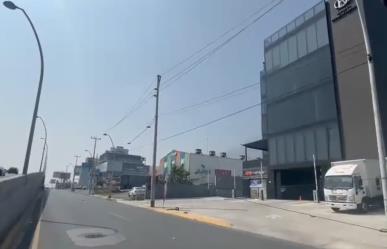 Choca camión con poste y se incendia transformador en Cumbres Elite