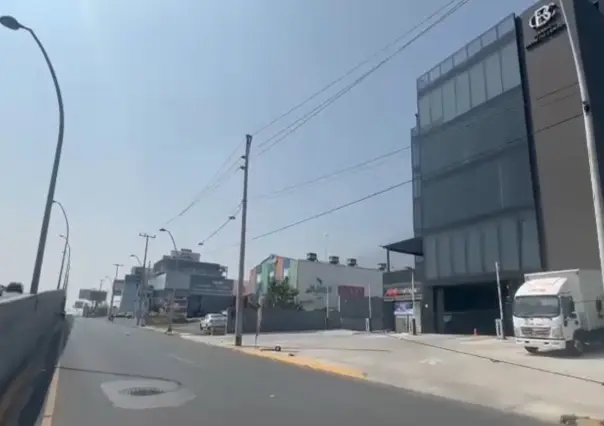 Choca camión con poste y se incendia transformador en Cumbres Elite