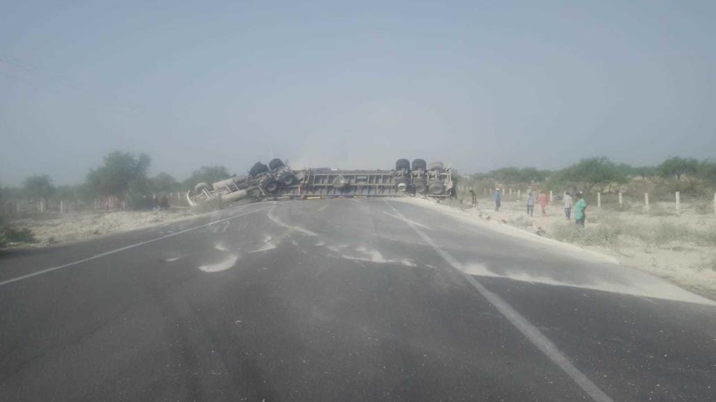 Volcadura de Tractocamión obstruye carretera federal 101 en ambos sentidos