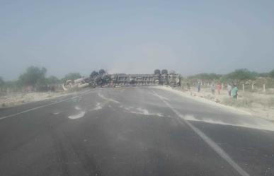 Volcadura de Tractocamión obstruye carretera federal 101 en ambos sentidos