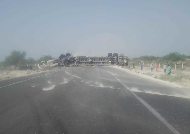 Volcadura de Tractocamión obstruye carretera federal 101 en ambos sentidos