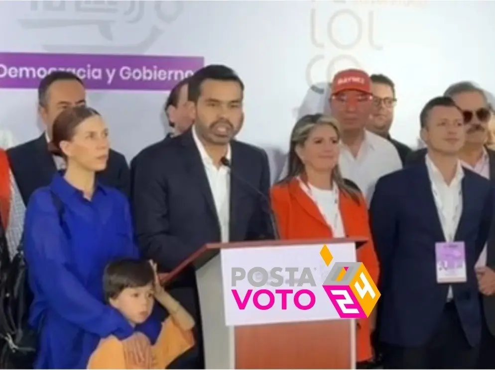 Jorge Álvarez Máynez con su esposa e hijo, así como Martha Herrera y Luis Donaldo Colosio Riojas, en conferencia de prensa. Foto: X @AlvarezMaynez