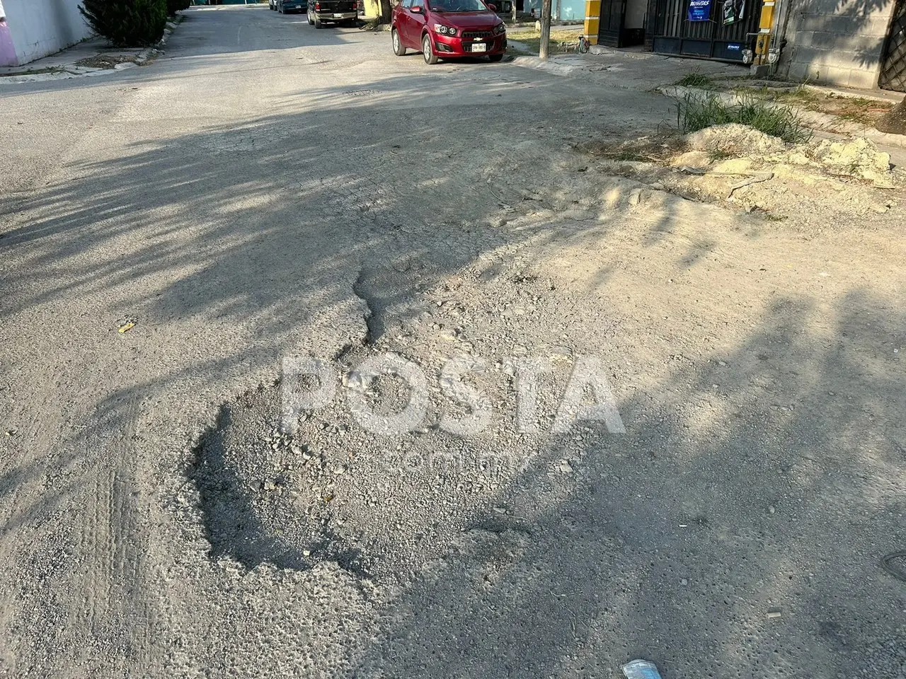 Se trata de un bache de aproximadamente dos metros de ancho por uno de largo, y una profundidad de 15 a 20 centímetros, en el cruce de las calles Fuente Anillada y Fuente Romana Sur. Foto: POSTA.