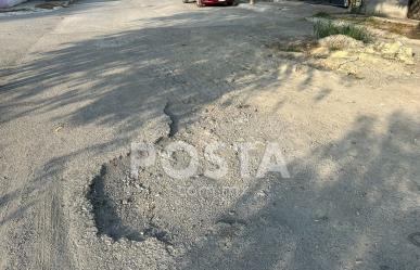 Sufren vecinos de Juárez consecuencias de mega bache