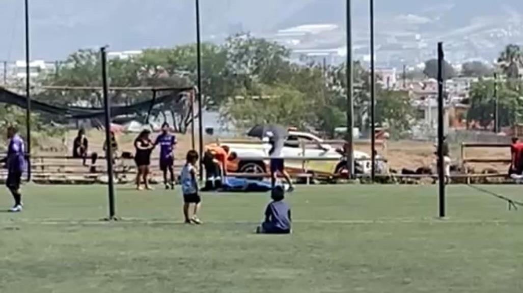 Muere hombre mientras jugaba futbol en unidad deportiva de Santa Catarina