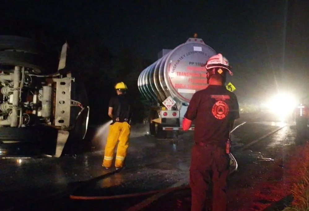 Elementos de Protección Civil atendiendo el derrame de la pipa en Montemorelos. Foto: Protección Civil de Nuevo León.