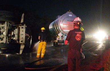 Vuelca auto tanque en Montemorelos