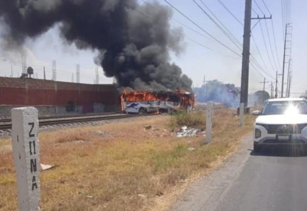 Embiste tren a autobús por querer ganarle el paso (VIDEO)