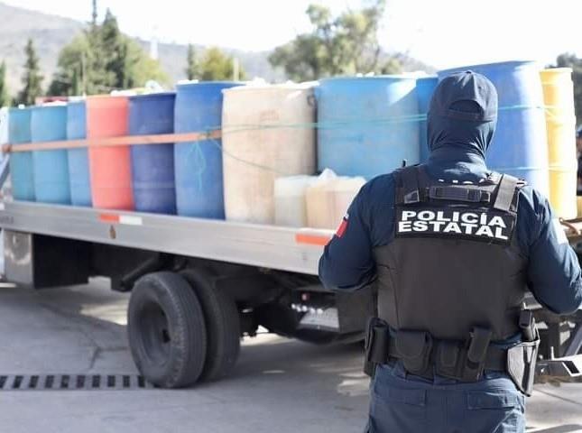 Un policía estatal resguardando el camión con el combustible asegurado. Foto: Síntesis Nacional.