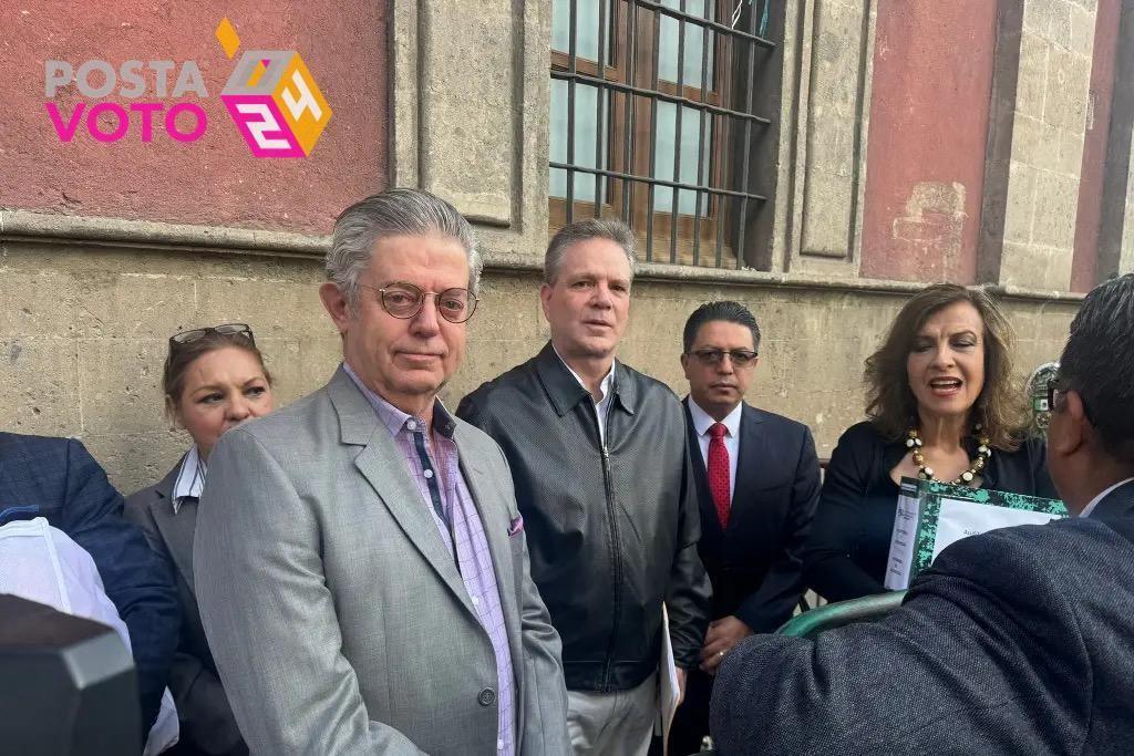 El empresario Arturo Casagne junto a la diputada del PAN, María Elena Pérez y sus comitivas afuera de Palacio Nacional. Foto: Rosalinda Morales