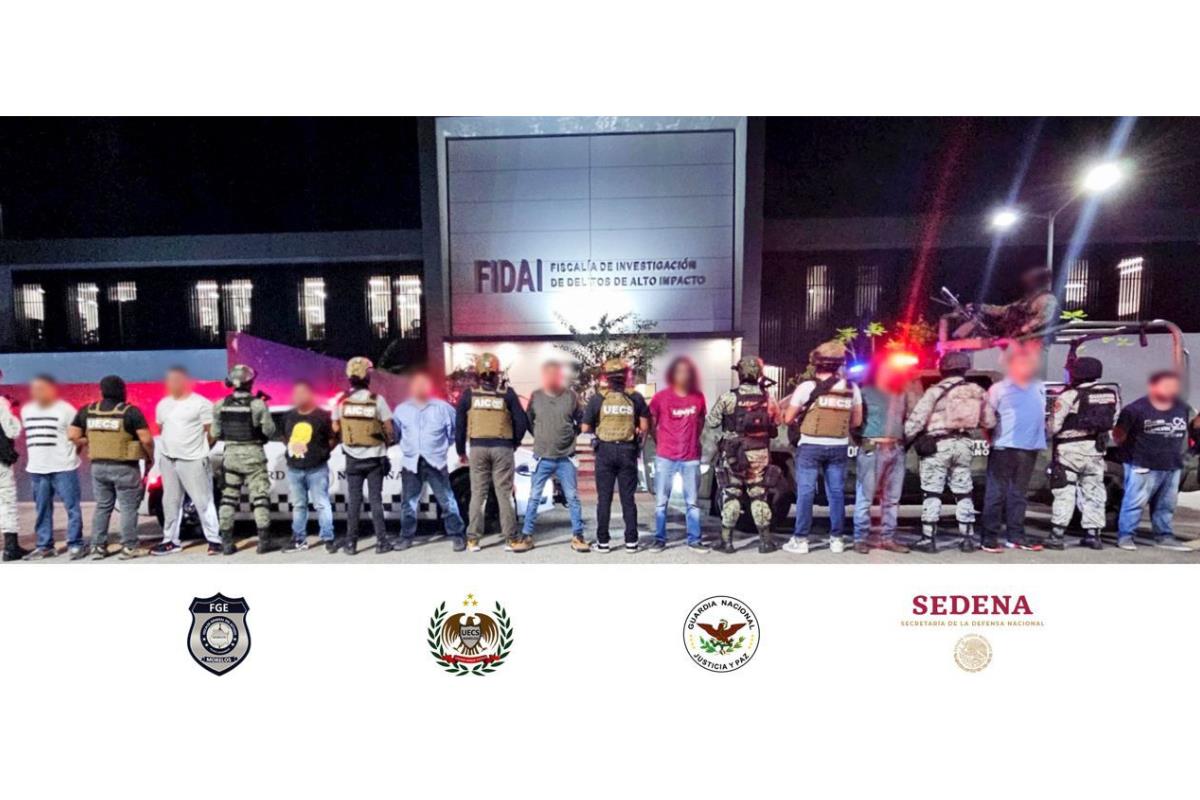 La banda de asaltantes en autopistas del Sol y Siglo XXI, en su detención por autoridades frente al FIDAI. Foto: Facebook/Fiscalía Morelos