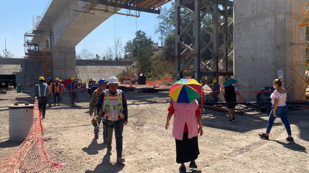 Toman vecinos de Álvaro Obregón predio de tren interurbano por daños a viviendas