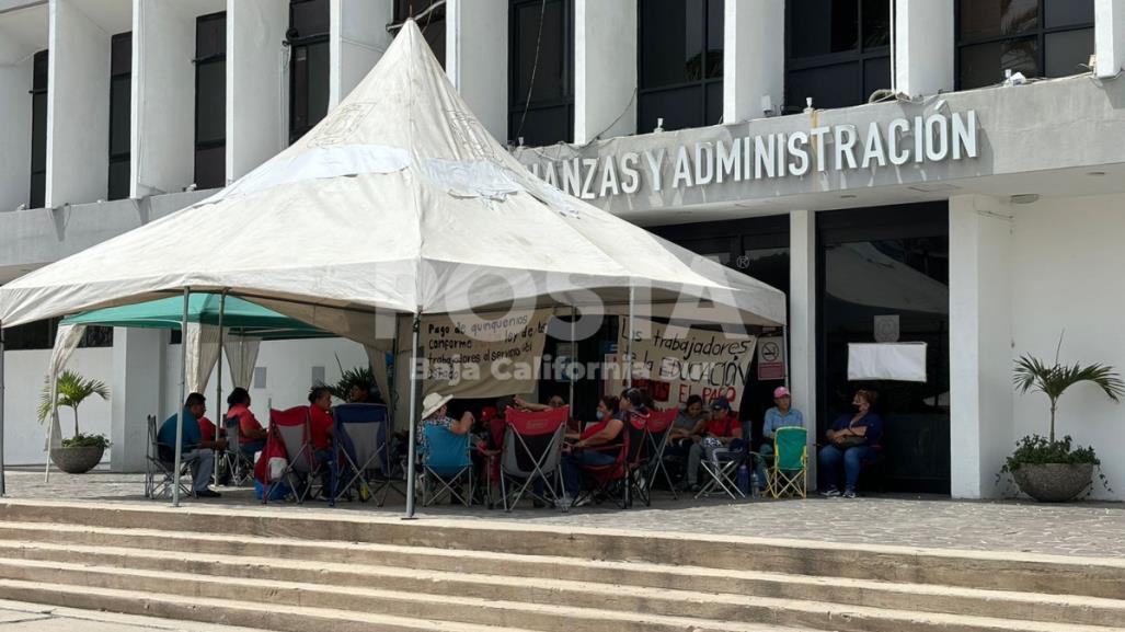 Bloquean docentes las 3 sedes de la Secretaría de Finanzas