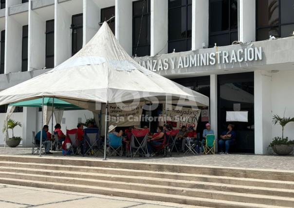 Bloquean docentes las 3 sedes de la Secretaría de Finanzas