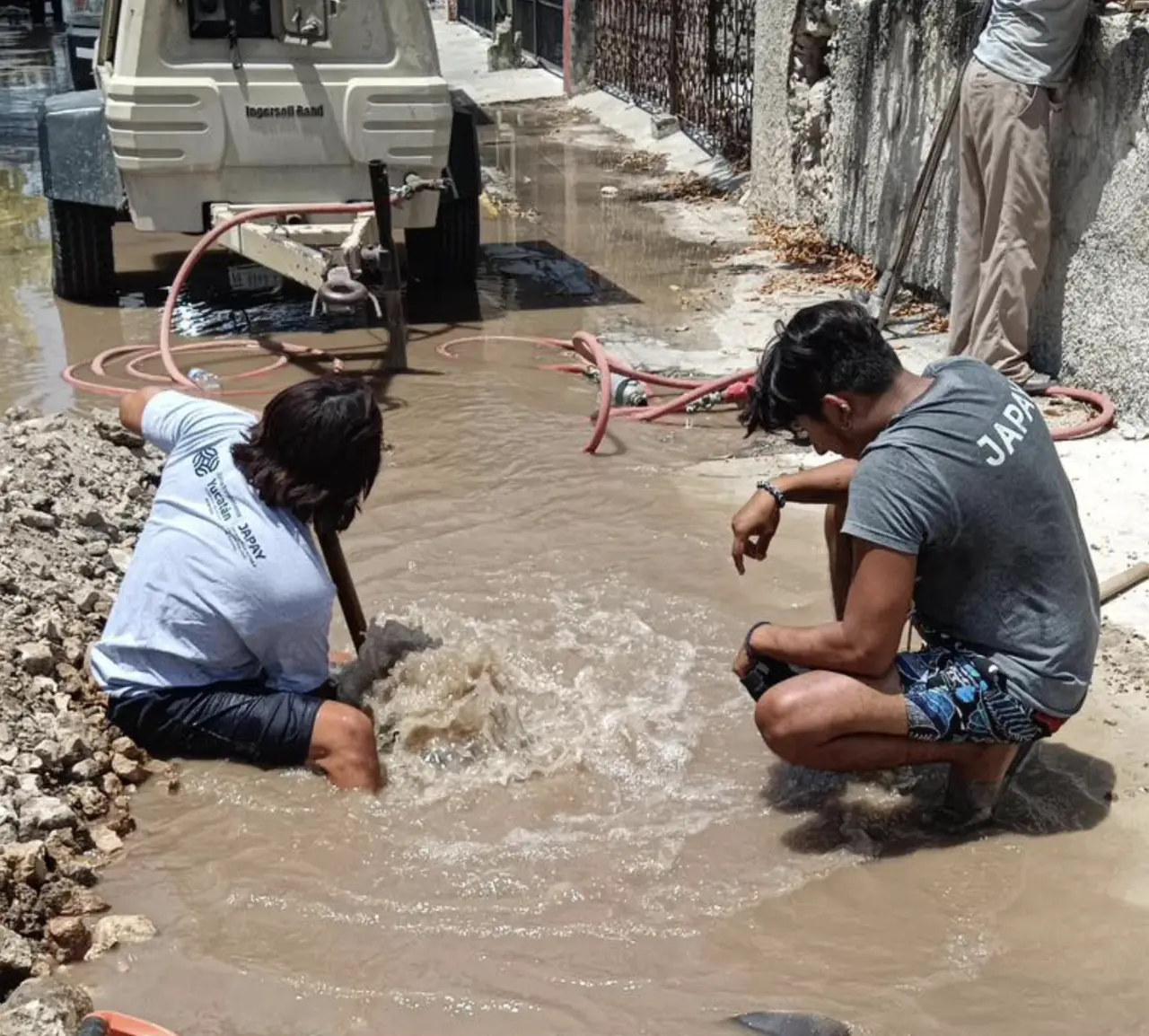 La mañana de este martes se registró una fuga en calles del centro de Mérida la cual fue reparada por personal de la Japay mucho antes de lo calculado.- Foto de la Japay