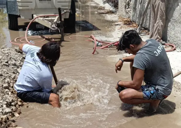 Personal de la Japay repara gran fuga de agua en una calle del Centro