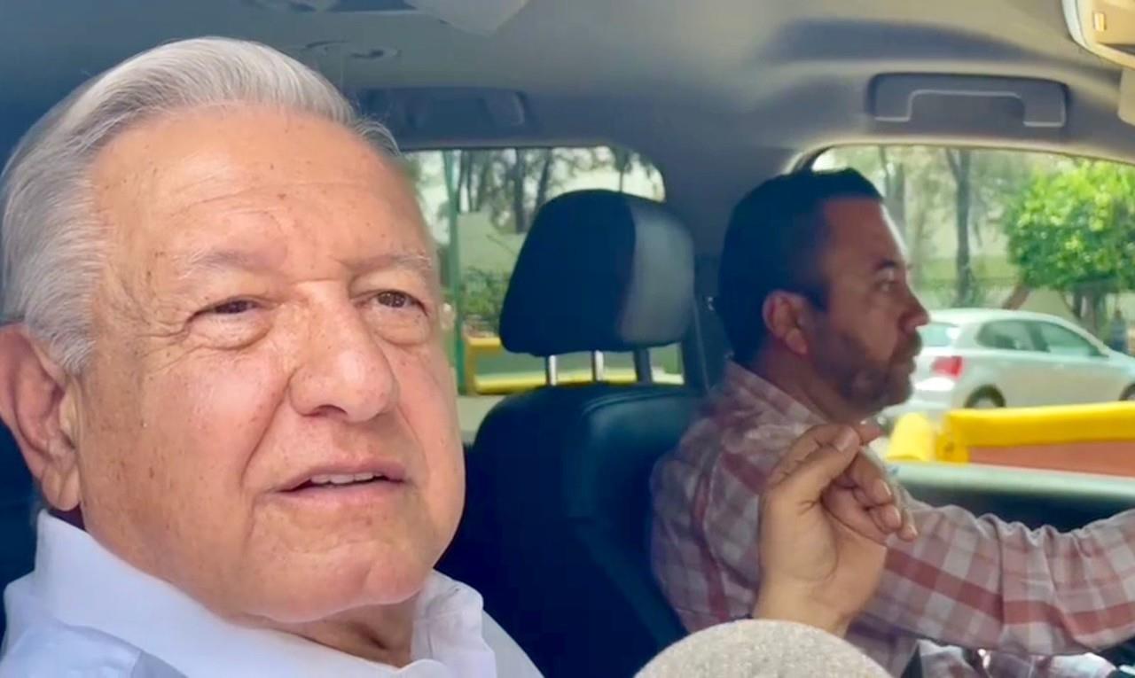 AMLO abordo de su vehículo atendiendo a los medios en Morelos Foto: David Monroy