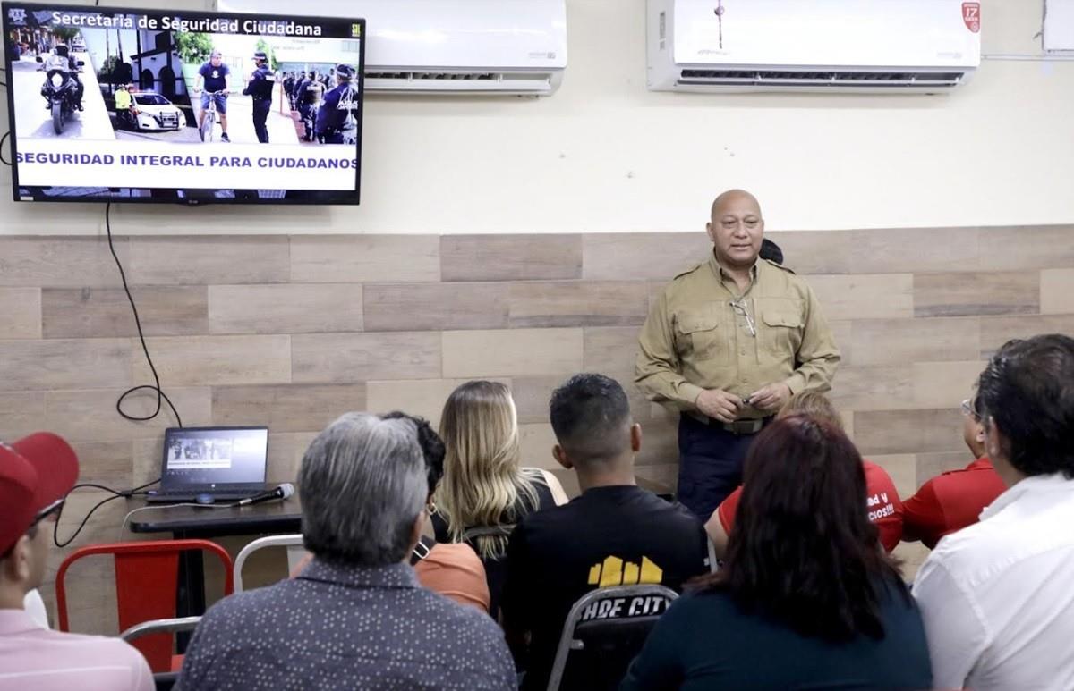 El secretario de Seguridad Ciudadana, Capitán Marco Antonio Zavala Solís, habla con comerciantes sobre las acciones a tomar en caso de extorsión. Foto: Gobierno de Escobedo