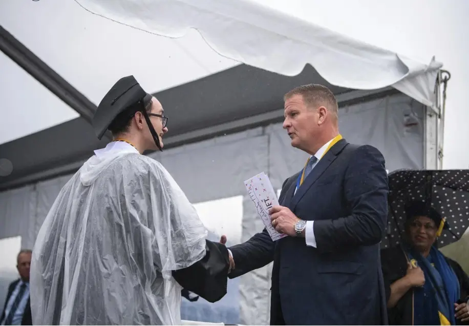 Rob Hale regala mil dólares a recién graduados de Universidad de Massachusetts