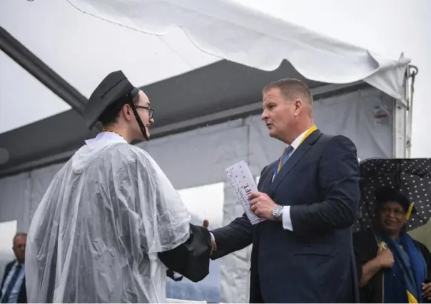 Rob Hale regala mil dólares a recién graduados de Universidad de Massachusetts