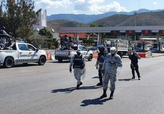 Elementos de la Guardia Nacional resguardando casetas de la autopista del Sol. Foto: El Sol de Morelos.