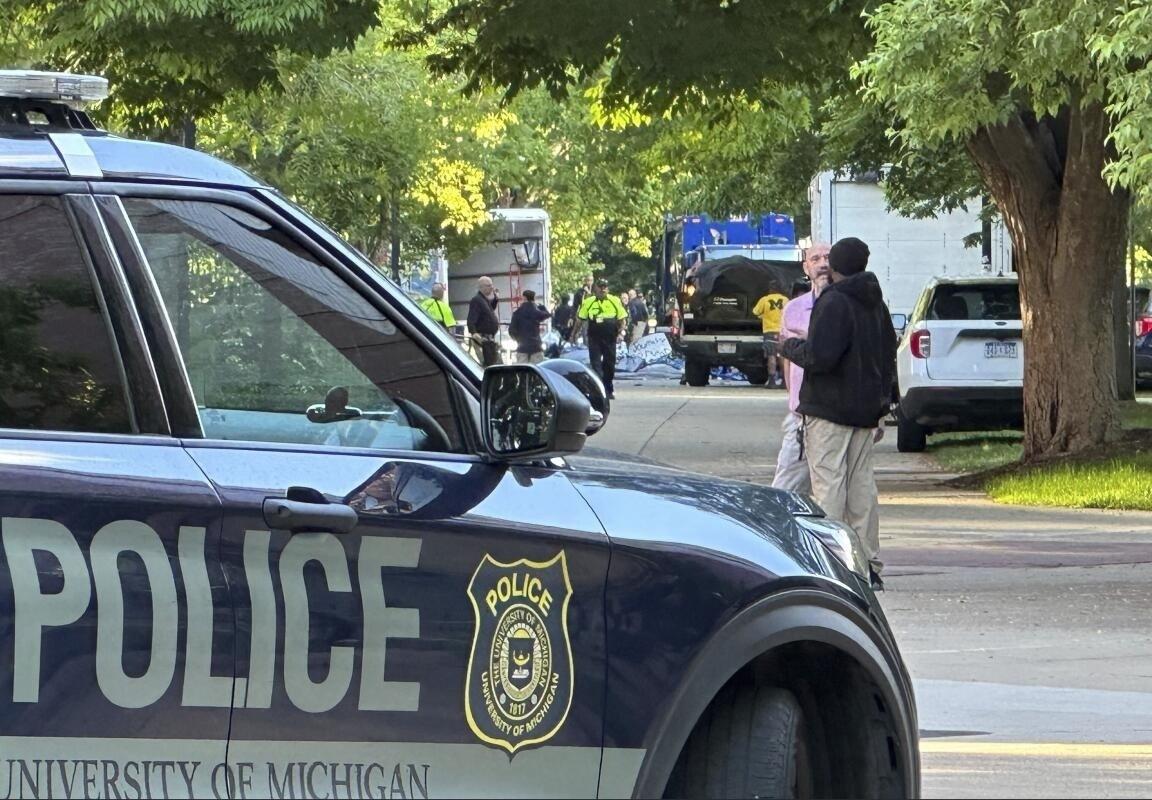 Policías del estado de Michigan en el campus de la Universidad. Foto: AP.