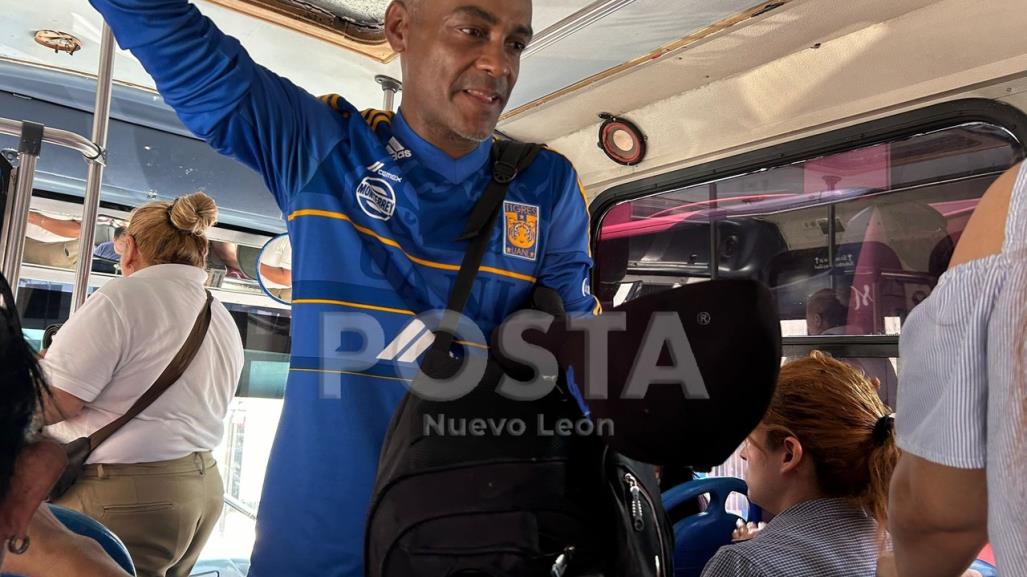 Migrante canta alabanzas en el camión para seguir el sueño americano