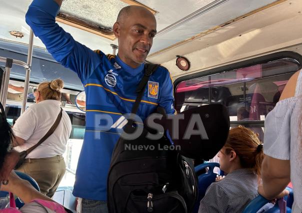 Migrante canta alabanzas en el camión para seguir el sueño americano