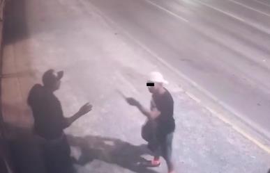 Golpea a joven para robarle su celular en Monterrey (VIDEO)